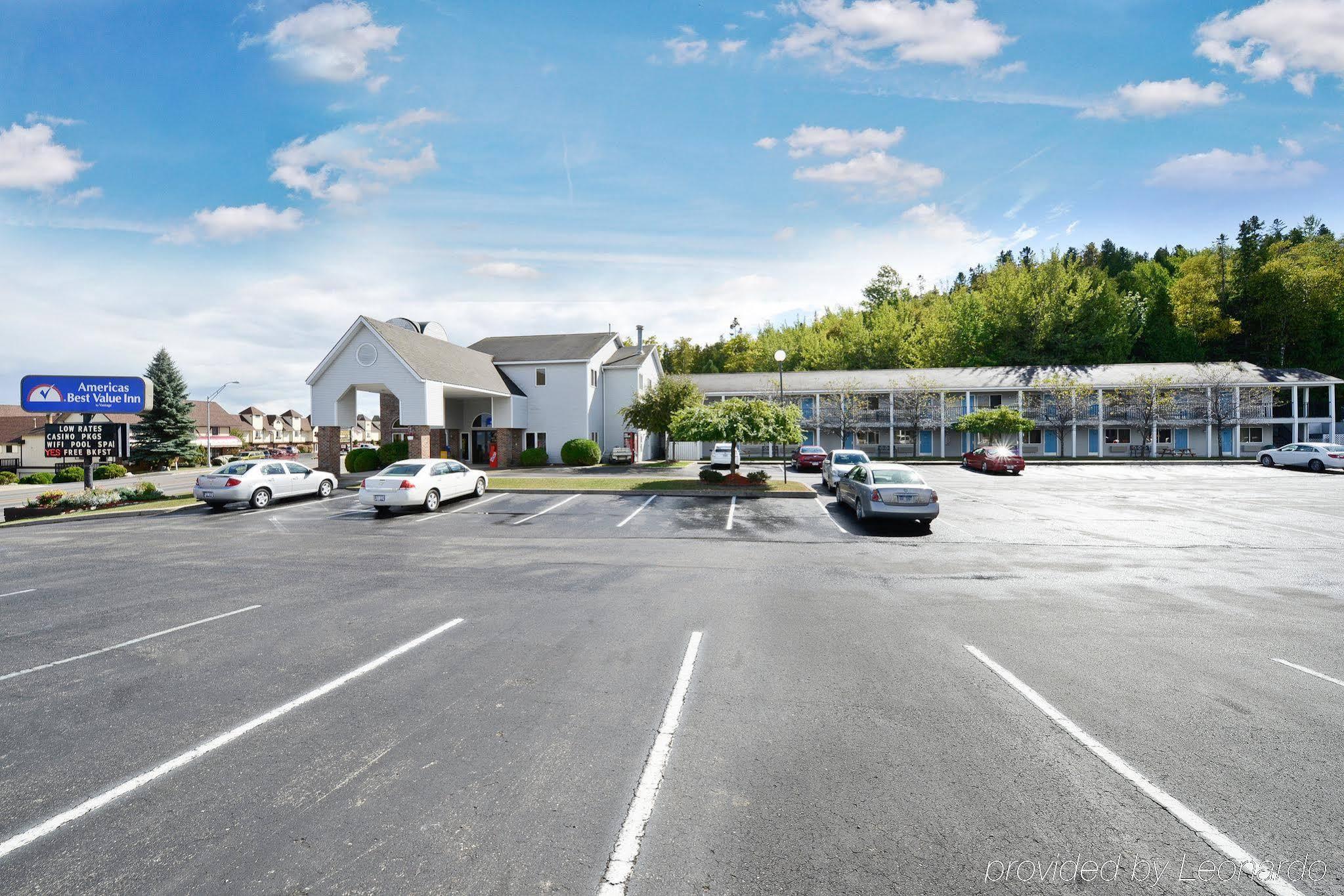 Americas Best Value Inn Saint Ignace Buitenkant foto