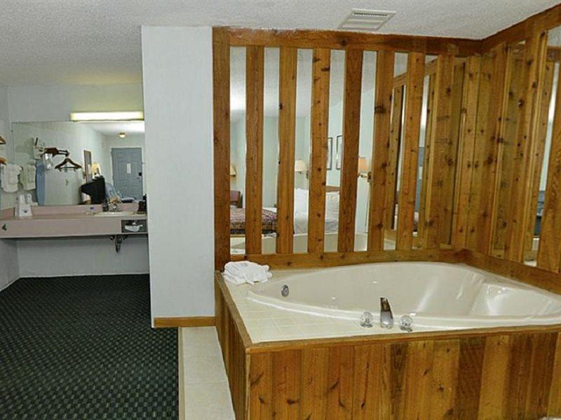 Americas Best Value Inn Saint Ignace Buitenkant foto
