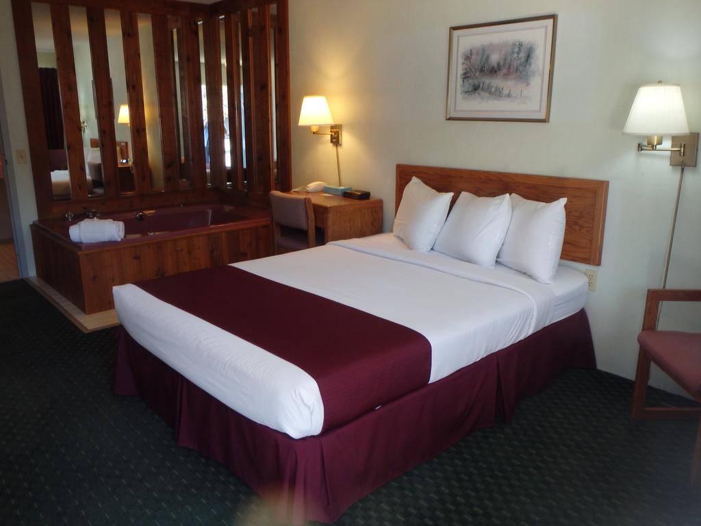 Americas Best Value Inn Saint Ignace Buitenkant foto