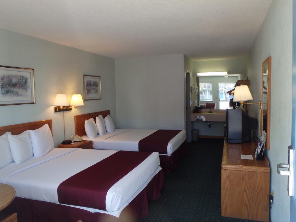 Americas Best Value Inn Saint Ignace Buitenkant foto