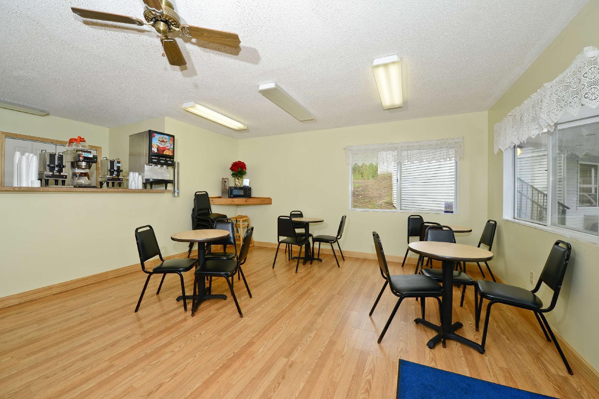 Americas Best Value Inn Saint Ignace Restaurant foto