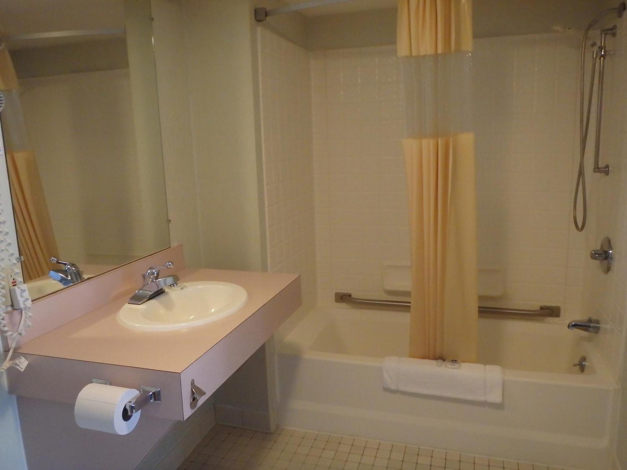 Americas Best Value Inn Saint Ignace Kamer foto