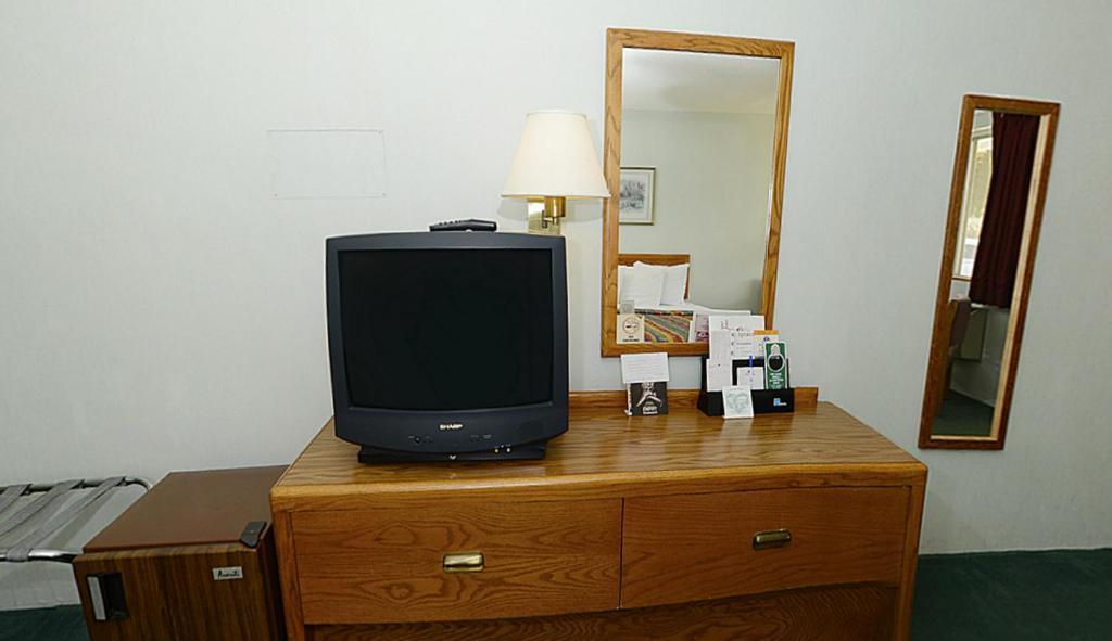Americas Best Value Inn Saint Ignace Buitenkant foto