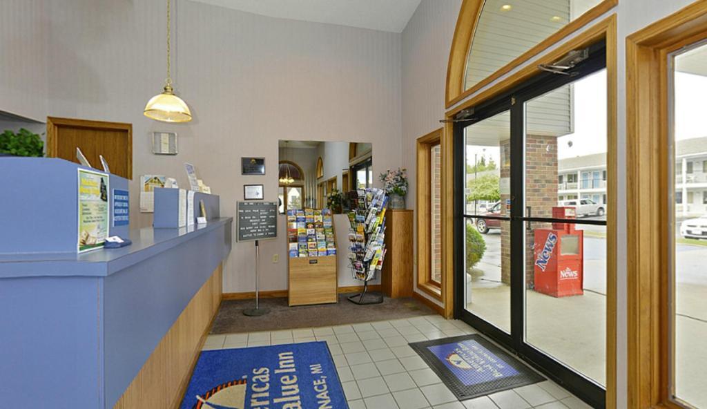 Americas Best Value Inn Saint Ignace Buitenkant foto