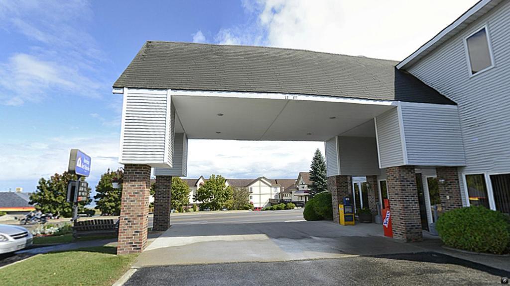 Americas Best Value Inn Saint Ignace Buitenkant foto