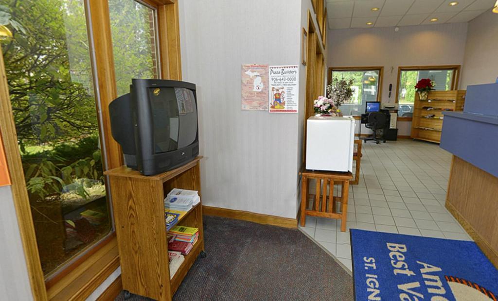 Americas Best Value Inn Saint Ignace Buitenkant foto