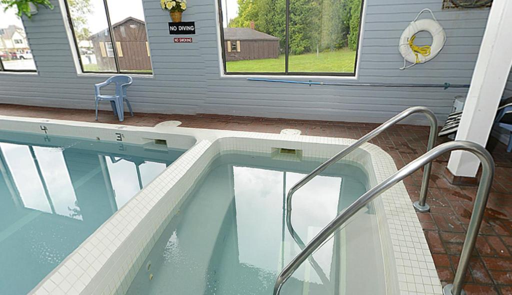 Americas Best Value Inn Saint Ignace Buitenkant foto