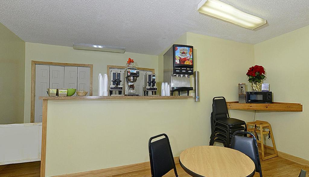 Americas Best Value Inn Saint Ignace Buitenkant foto