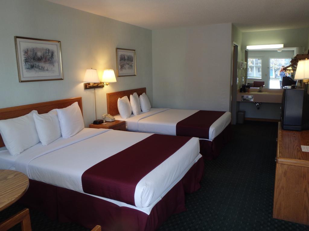 Americas Best Value Inn Saint Ignace Buitenkant foto