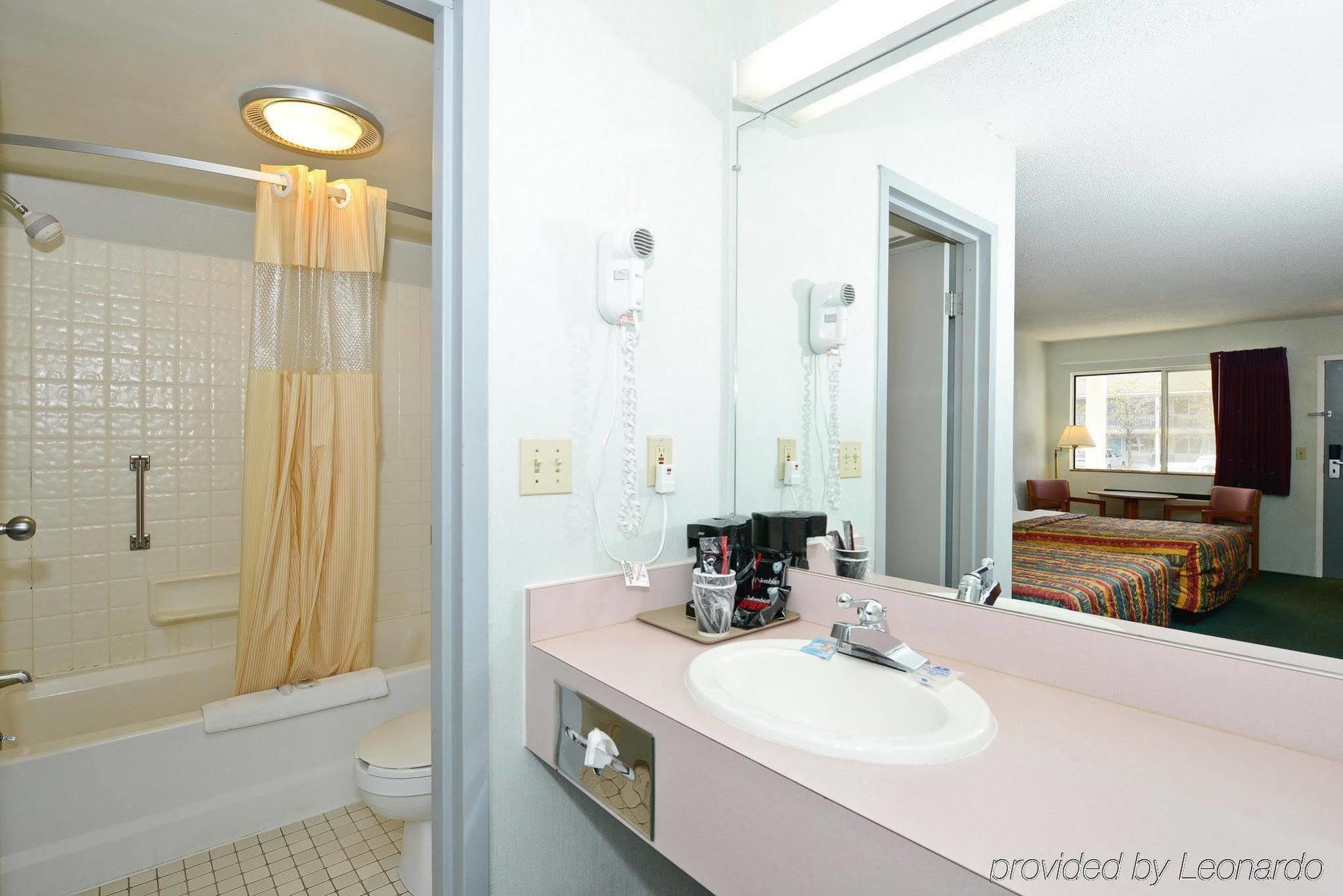 Americas Best Value Inn Saint Ignace Buitenkant foto