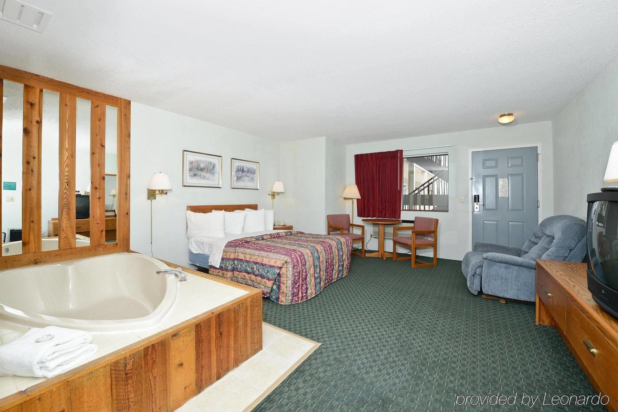 Americas Best Value Inn Saint Ignace Buitenkant foto